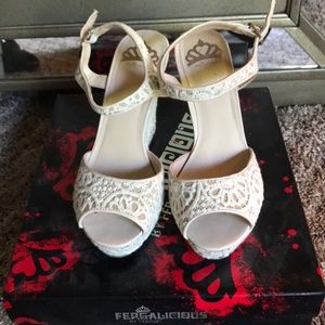 Fergalicious by Fergie cream/tan wedges